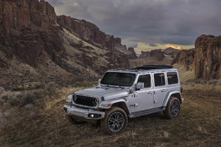 Mobil Jeep Wrangler 2024 Resmi Diluncurkan